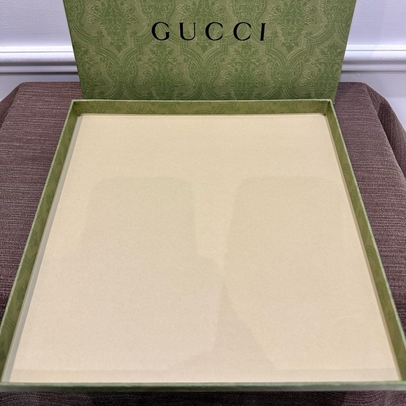 Authentic GUCCI gift box for scarf with matching gift bag, GUCCI ribbon and tag - Picture 2 of 10